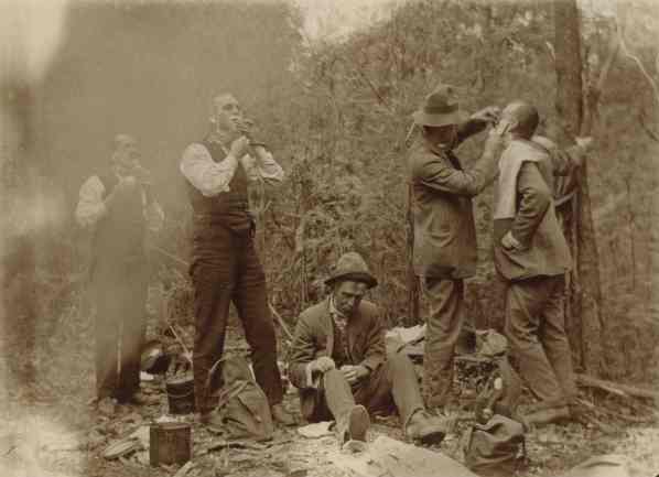 1914bushwalkinggroupacheronriver.jpg